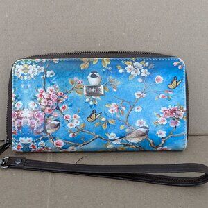 Guess Women's Pockets Zip Around  Prints Wallet Clutch Multi-Color .
